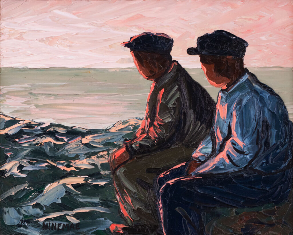 Boris Ninemäe õlimaal „Õhtu mere ääres“ (1970ndad). Kaks kalurit istuvad seljaga vaataja poole rannal, vaadates merele. Teos on teostatud paksus pastoosses tehnikas, kus loojuva päikese roosakas valgus peegeldub figuuride riietel ja lainetel.